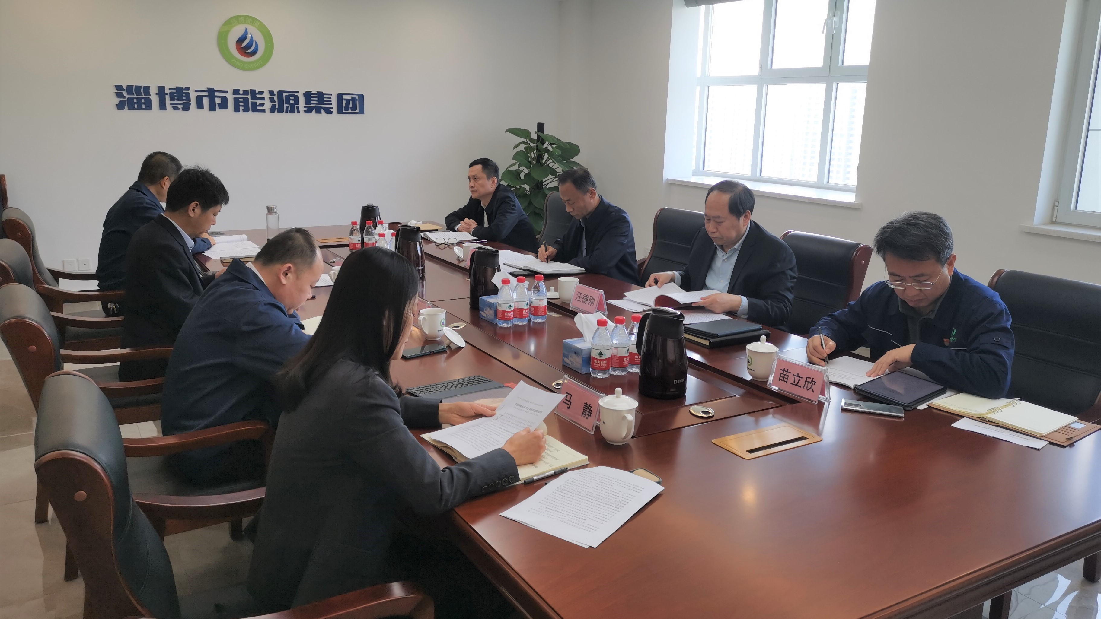 市國資委黨委委員、四級調(diào)研員韓瑞平到市能源集團(tuán)列席旁聽黨委理論學(xué)習(xí)中心組學(xué)習(xí)研討(圖1)
